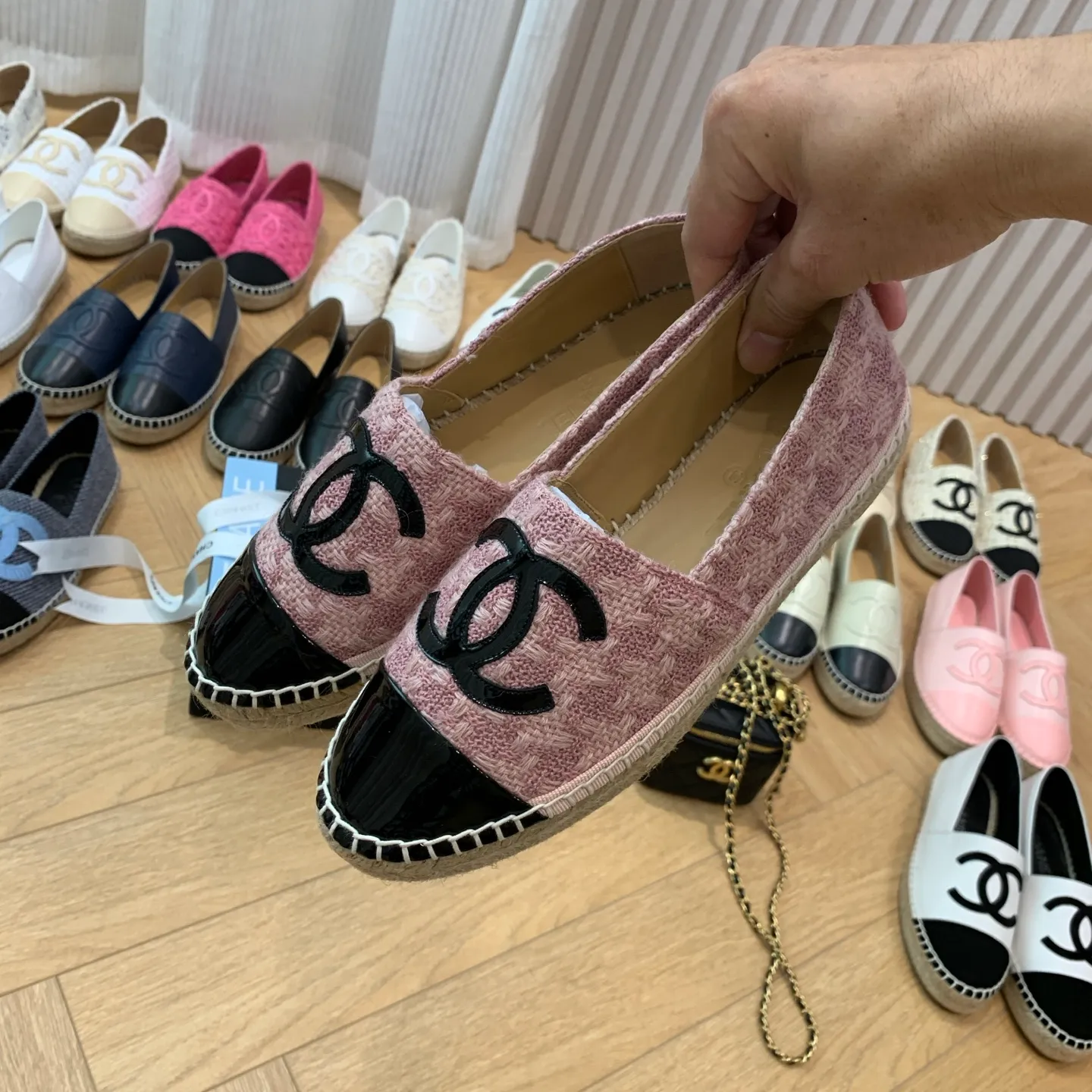 👟👟Ex-factory price 420👟👟 👑New colors are coming ✌️New version of Chanel fisherman shoes is coming❗️Delivered in a full set of top-notch packaging. The quality of my fisherman shoes has not been introduced much, everyone who has had them knows it! The original customized upper, and my outsole is the original translucent outsole, the opaque outsole is the wrong version, full set of authentic packaging ❗️ size: 35-40, running price